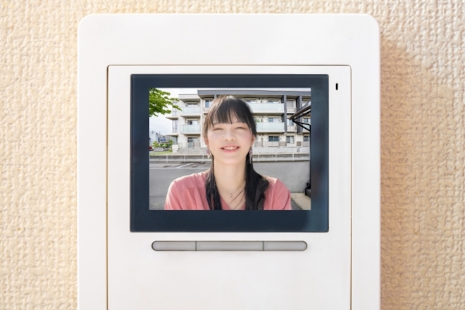 恋人のインターホン履歴に女の人が映っていたら?真相の確かめ方を探偵が回答|探偵の実態調査