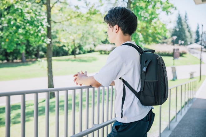 親子喧嘩が原因で家出した息子の姿。