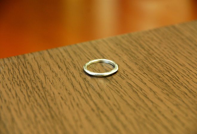 ダイニングテーブルに残された結婚指輪。