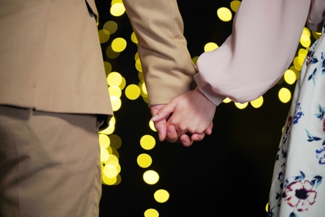 デート中の夫と浮気相手。