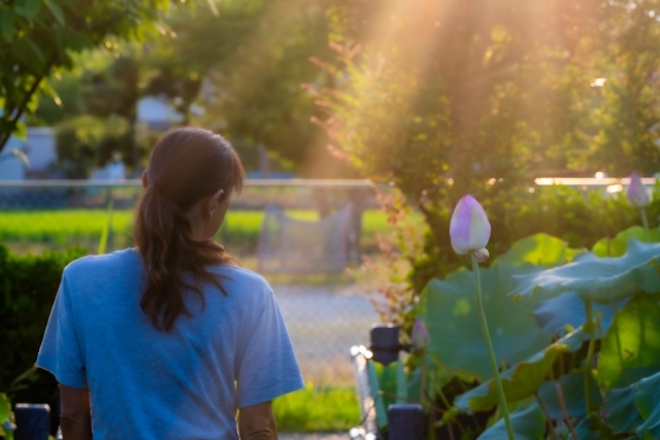 家出した娘の後ろ姿。