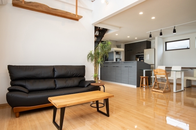 電気をつけると他の部屋から音が聞こえる家。