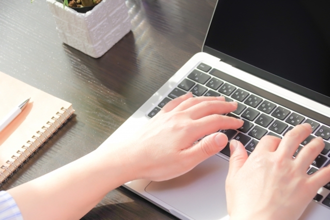 パソコンを触っている仕事依頼をしている人の手元。