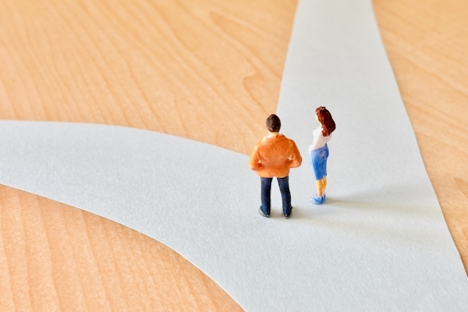 子供を産むか産まないか、話し合いをする男女。