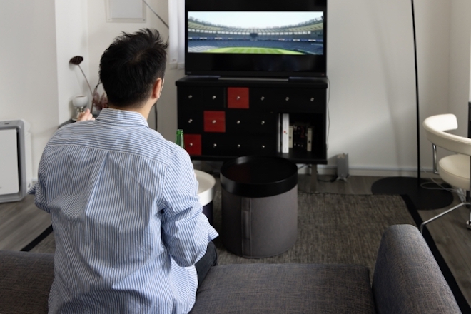 テレビゲームをしている婚約者の後ろ姿。