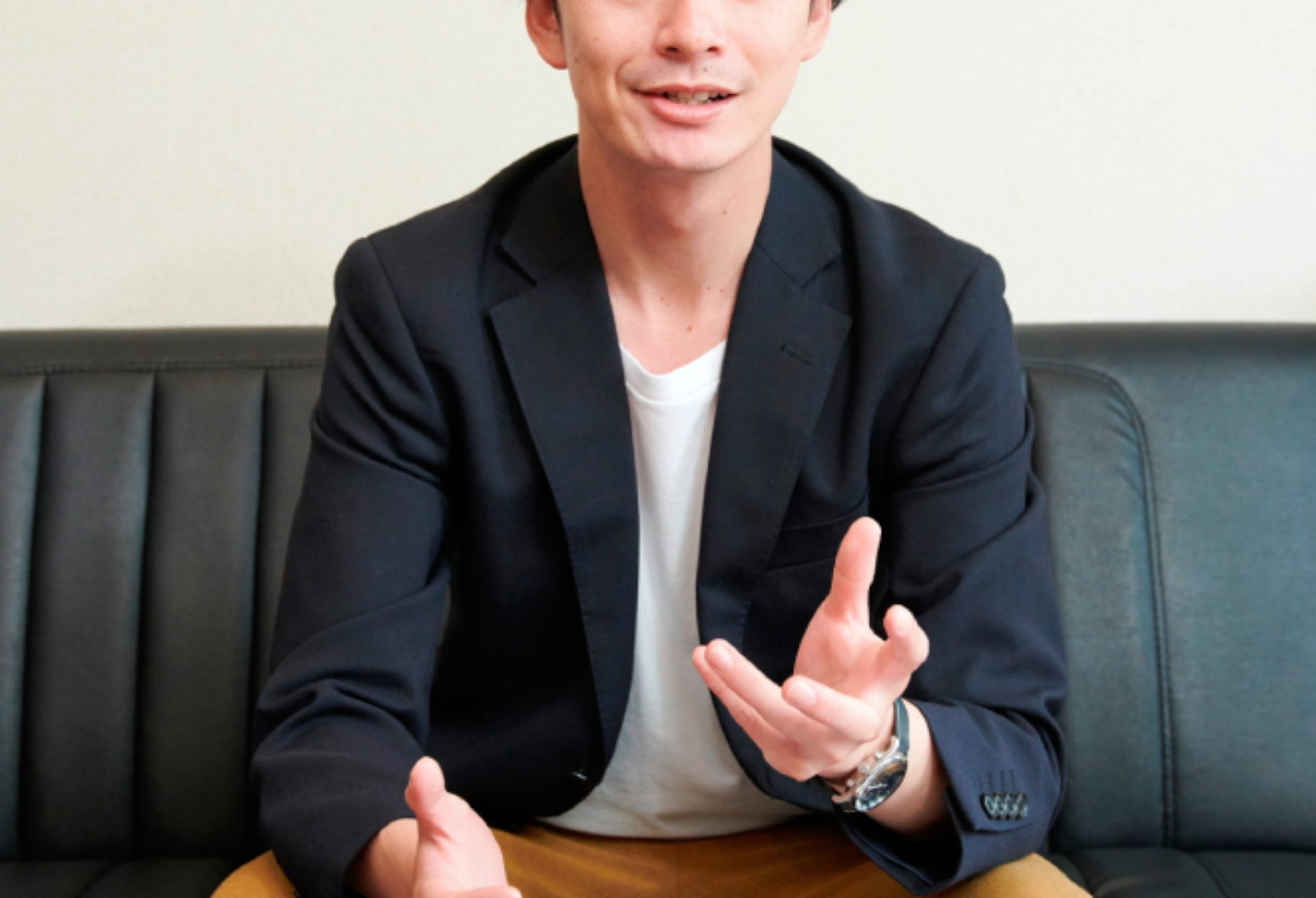 ソファーに座って話かけてくる男性。