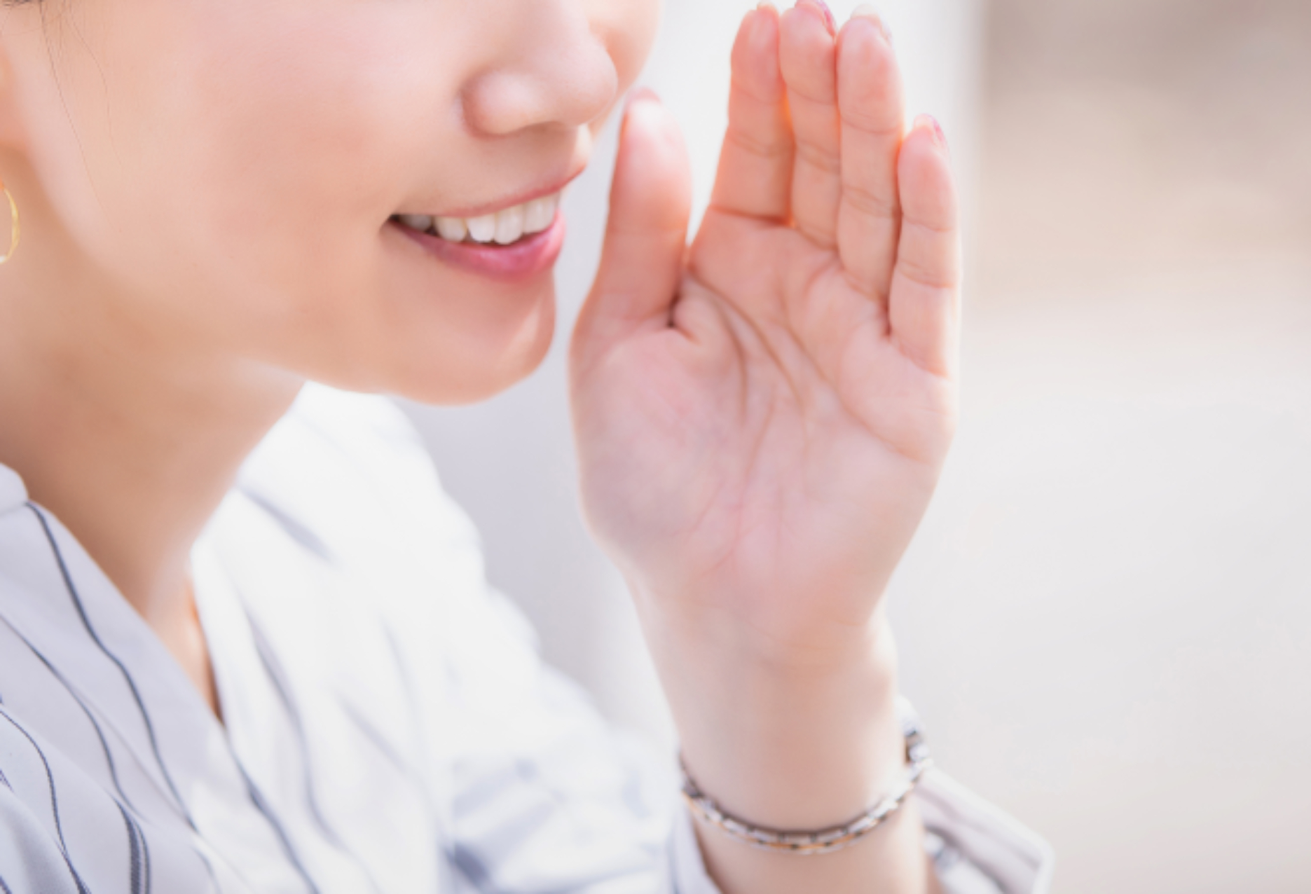 噂話をする女性の口元。