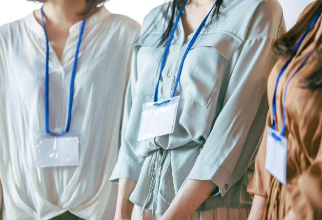 こちらと距離を置いておしゃべりをしている女性たち。