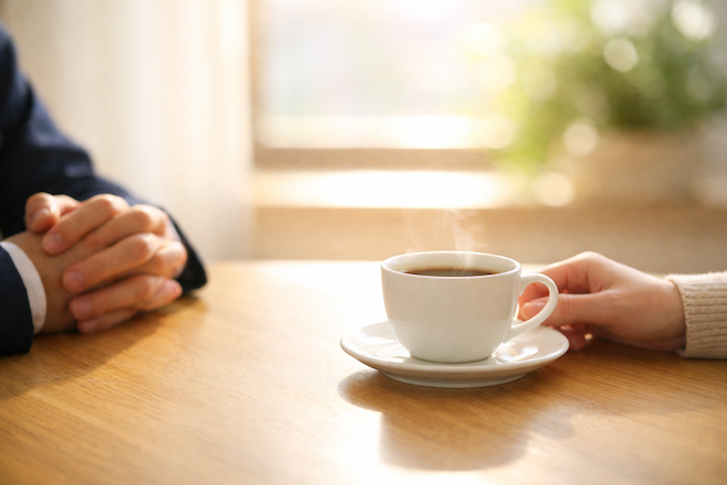 悩みを探偵に相談している人