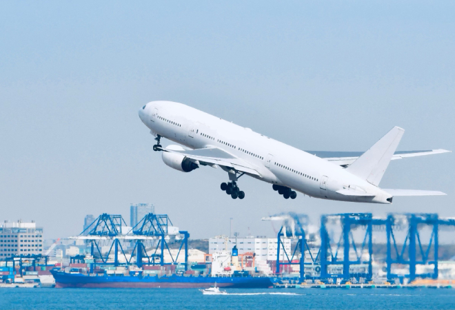 飛び立つ飛行機。