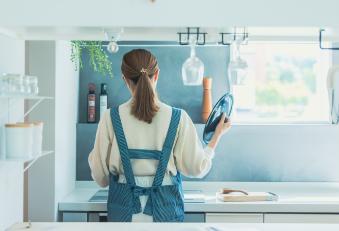 キッチンに立つ女性の後ろ姿。