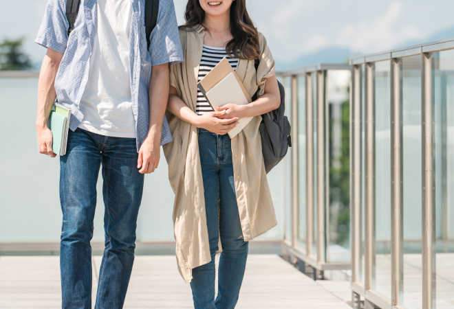 笑いながら歩いている男女。