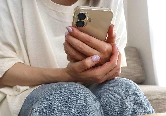 スマホを持つ女性。