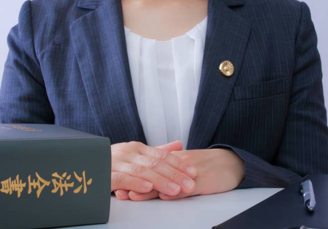 弁護士の女性。
