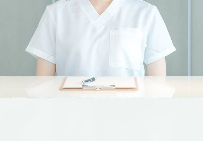 白衣の女性。