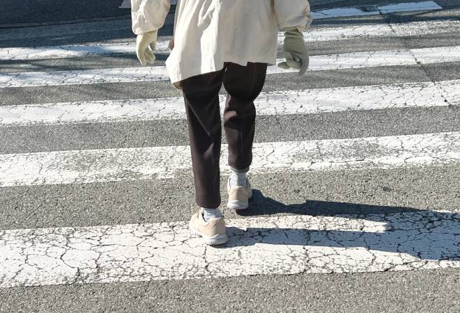横断歩道を渡る老人。