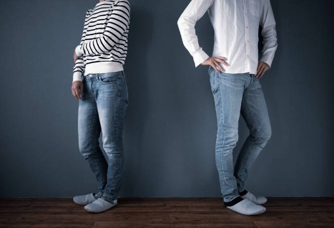 背を向けいてる男女。