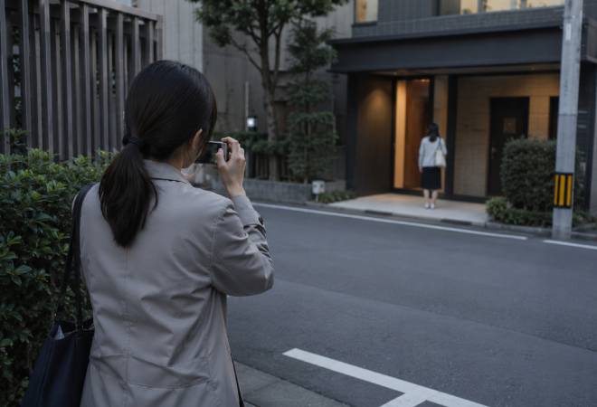探偵による実態調査の様子。