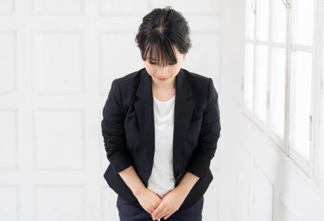 お願いしている様子。