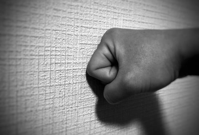 壁を殴る拳。
