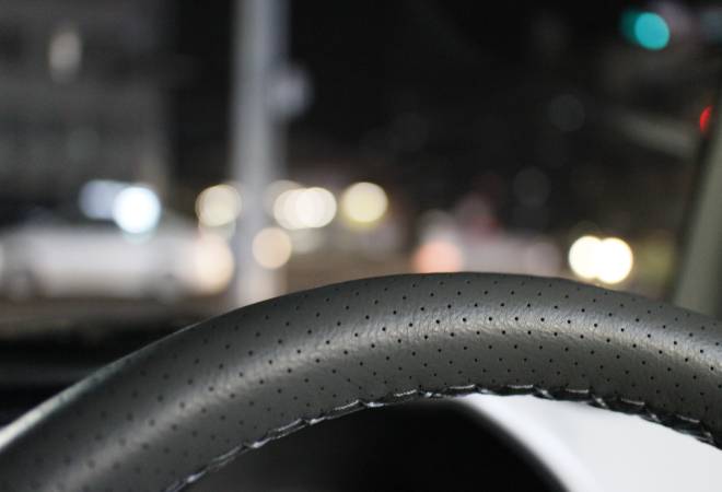 張り込み中の車内。