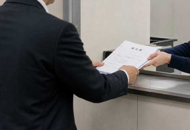公安委員会に届け出ている様子。