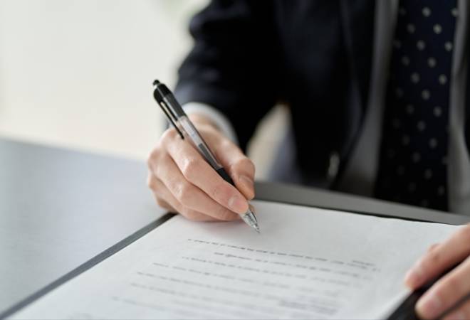 内部通報の内容を整理する企業担当者。
