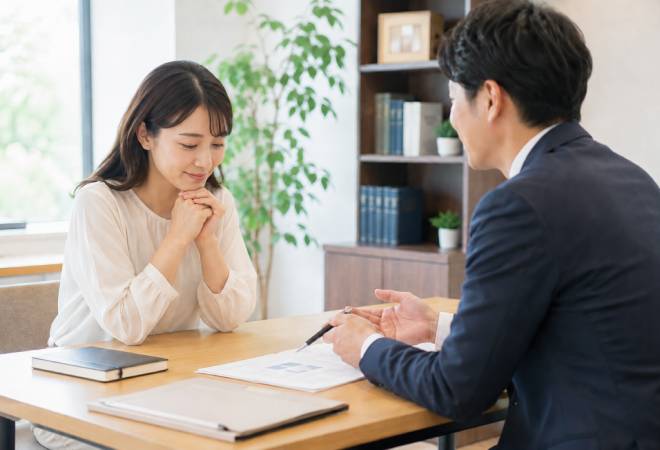 信頼できる探偵に出会い安心している様子。