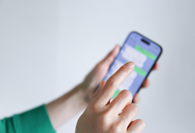 返信するスマホと手元。