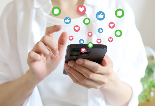スマホでSNSに投稿しているスタッフ。